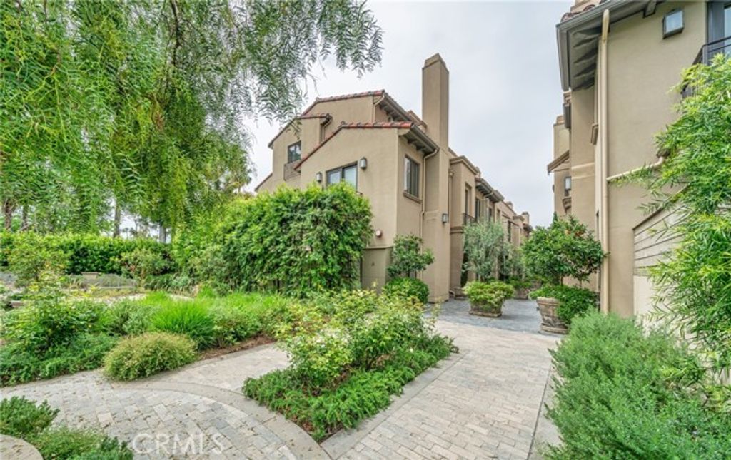 823 S Bundy Drive 110, Los Angeles, CA 90049