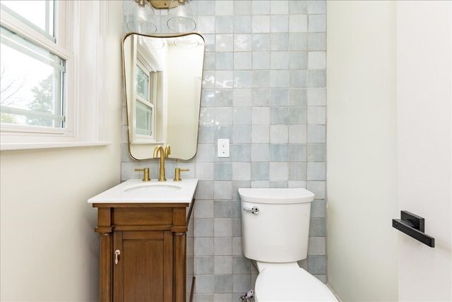 137 Hampshire Rd, Methuen, MA 01844