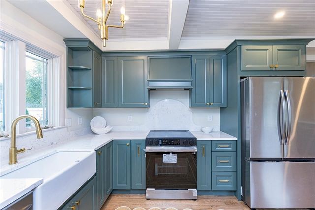 137 Hampshire Rd, Methuen, MA 01844