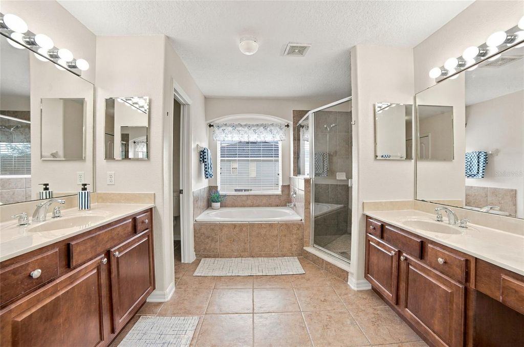 Image 23 of property listing at 12805 MOSS PARK RIDGE DRIVE, Orlando, FL 32832