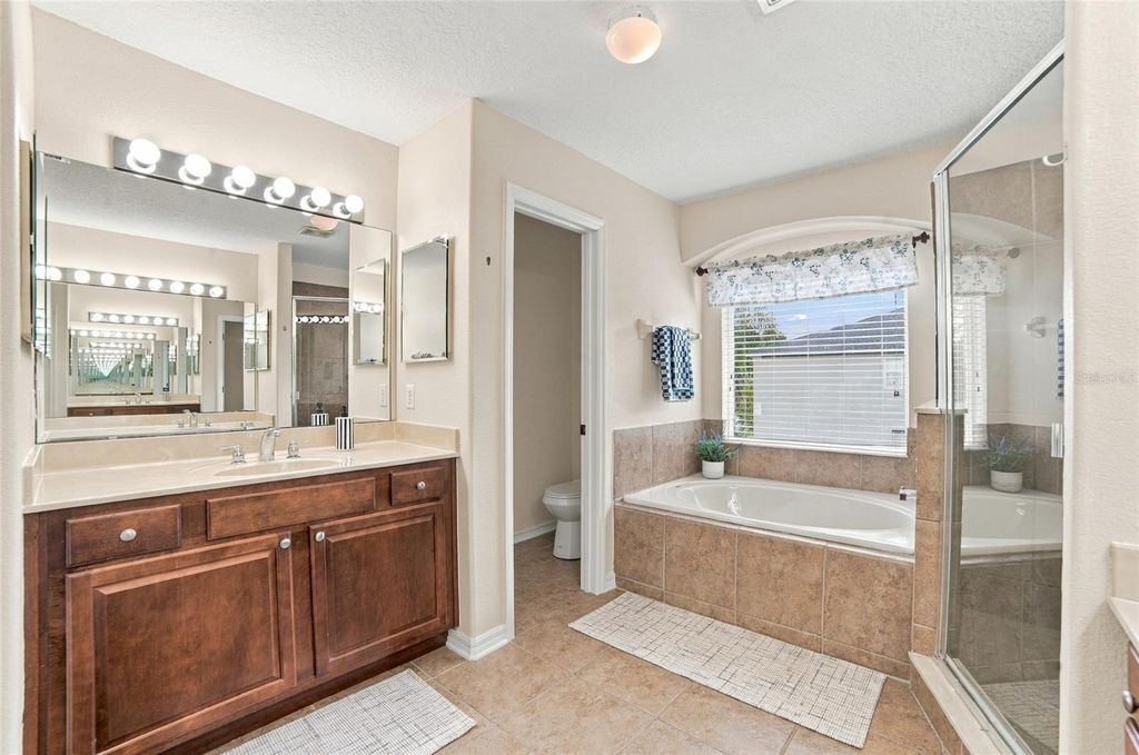 Image 24 of property listing at 12805 MOSS PARK RIDGE DRIVE, Orlando, FL 32832