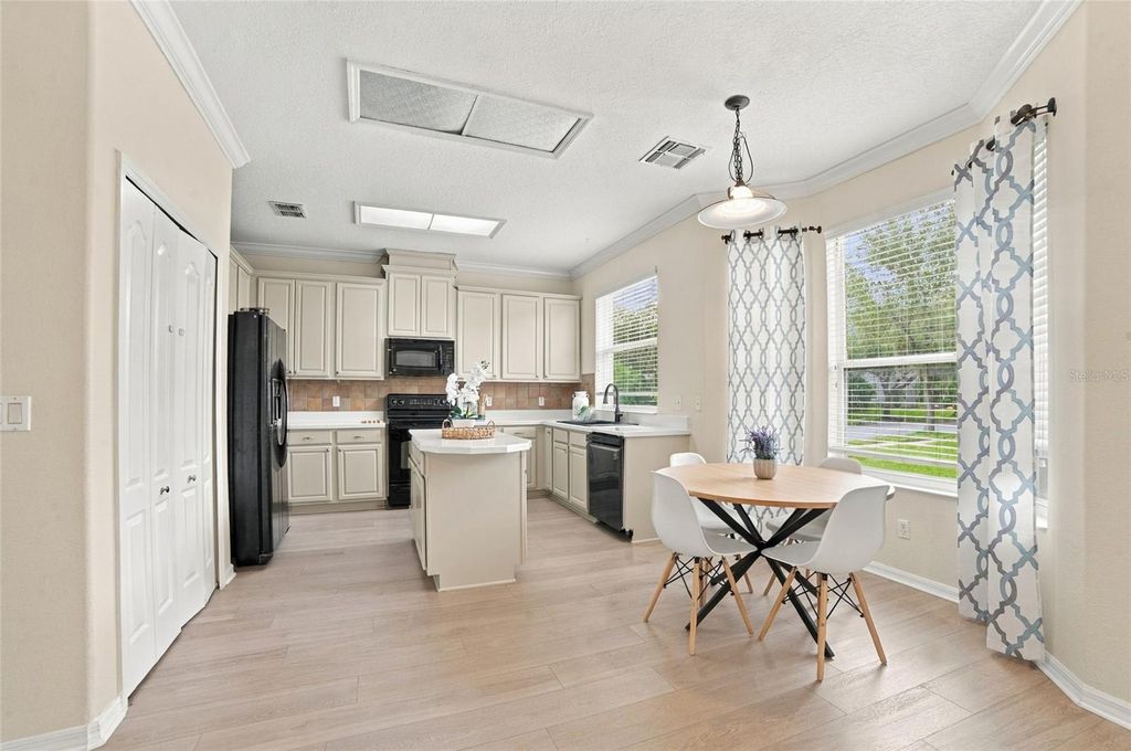 Image 6 of property listing at 12805 MOSS PARK RIDGE DRIVE, Orlando, FL 32832