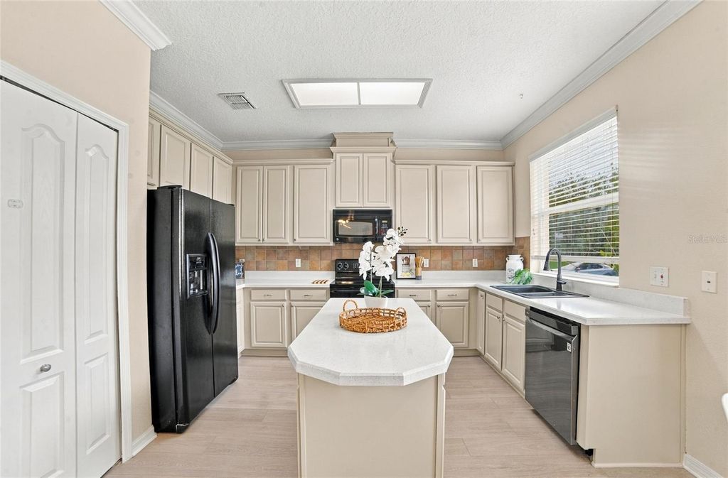 Image 7 of property listing at 12805 MOSS PARK RIDGE DRIVE, Orlando, FL 32832