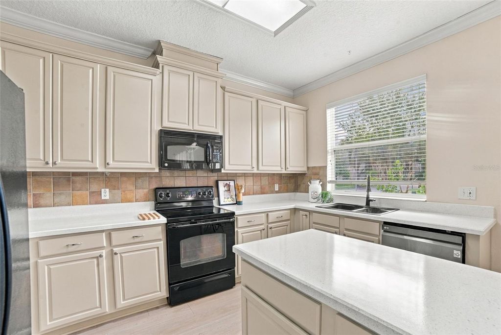 Image 8 of property listing at 12805 MOSS PARK RIDGE DRIVE, Orlando, FL 32832