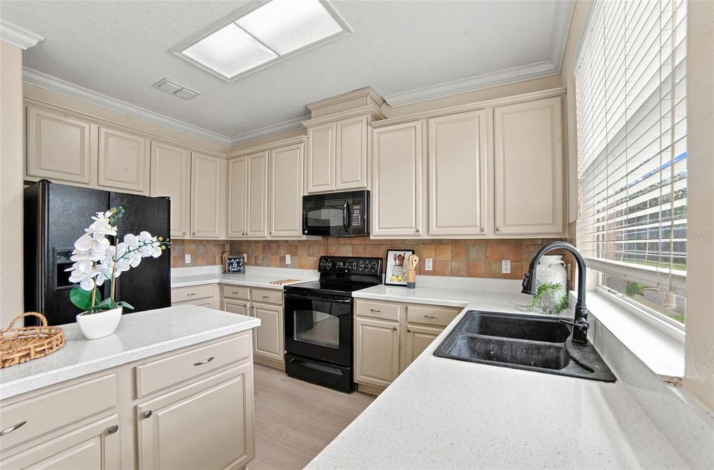 Image 9 of property listing at 12805 MOSS PARK RIDGE DRIVE, Orlando, FL 32832