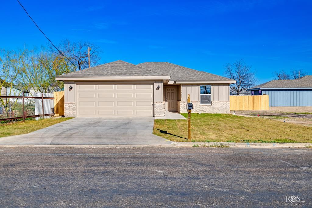Image 1 of property listing at 1608 N Oakes St, San Angelo, TX 76903
