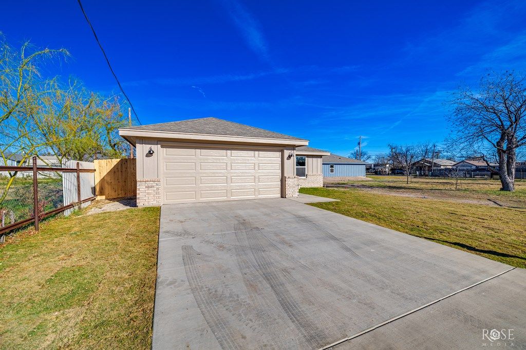Image 4 of property listing at 1608 N Oakes St, San Angelo, TX 76903