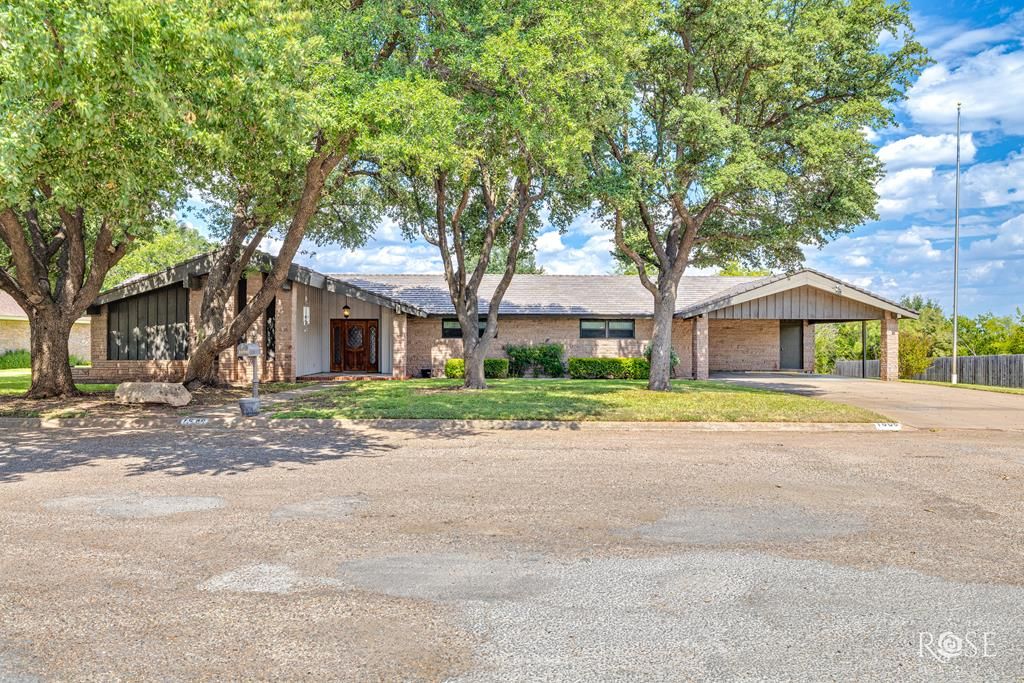 Image 1 of property listing at 1000 Lakeside Dr, Ballinger, TX 76821