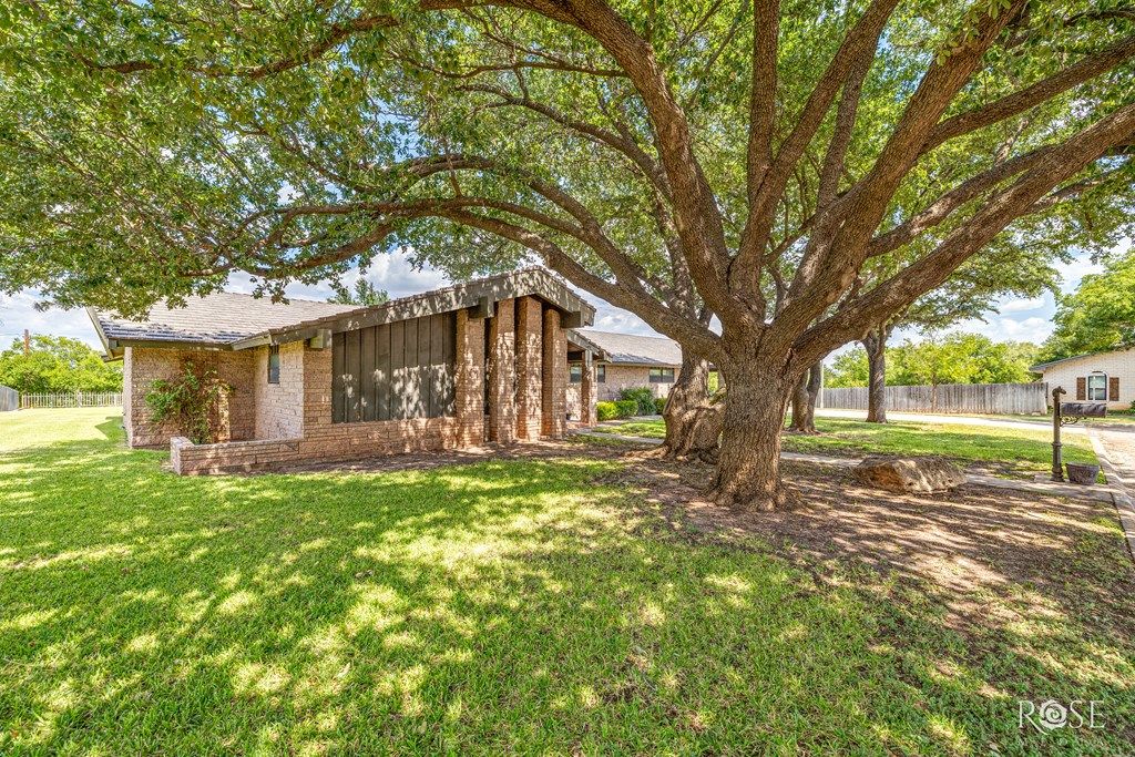 Image 10 of property listing at 1000 Lakeside Dr, Ballinger, TX 76821