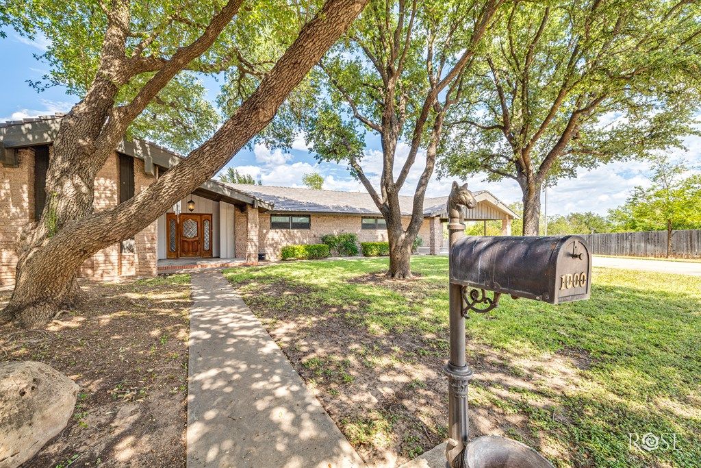 Image 11 of property listing at 1000 Lakeside Dr, Ballinger, TX 76821