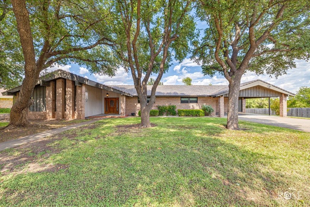 Image 12 of property listing at 1000 Lakeside Dr, Ballinger, TX 76821