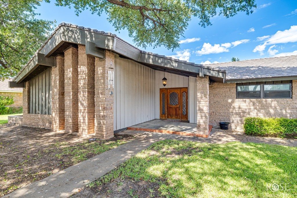 Image 13 of property listing at 1000 Lakeside Dr, Ballinger, TX 76821