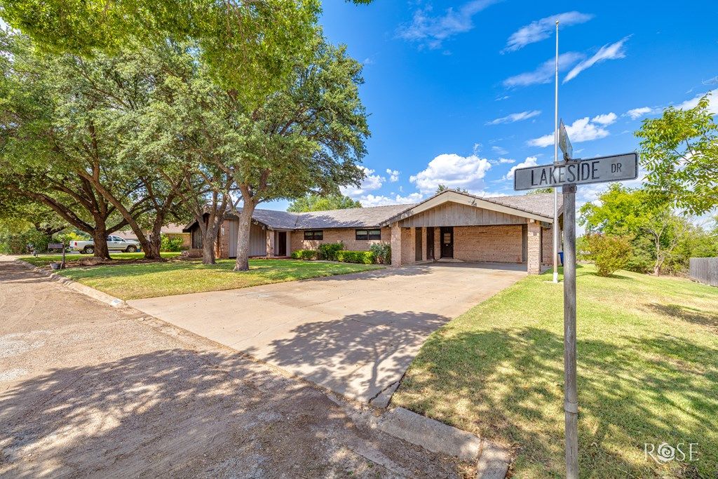 Image 15 of property listing at 1000 Lakeside Dr, Ballinger, TX 76821
