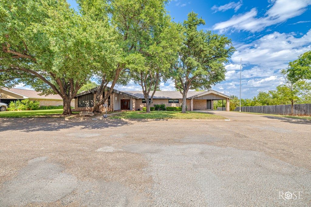 Image 2 of property listing at 1000 Lakeside Dr, Ballinger, TX 76821