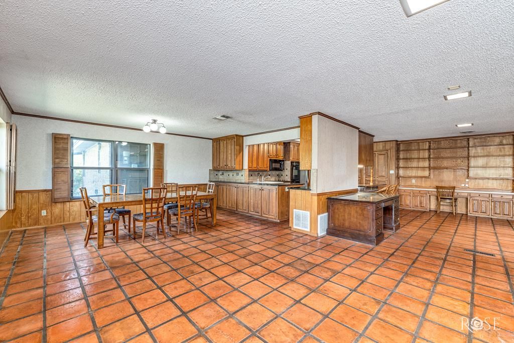 Image 23 of property listing at 1000 Lakeside Dr, Ballinger, TX 76821