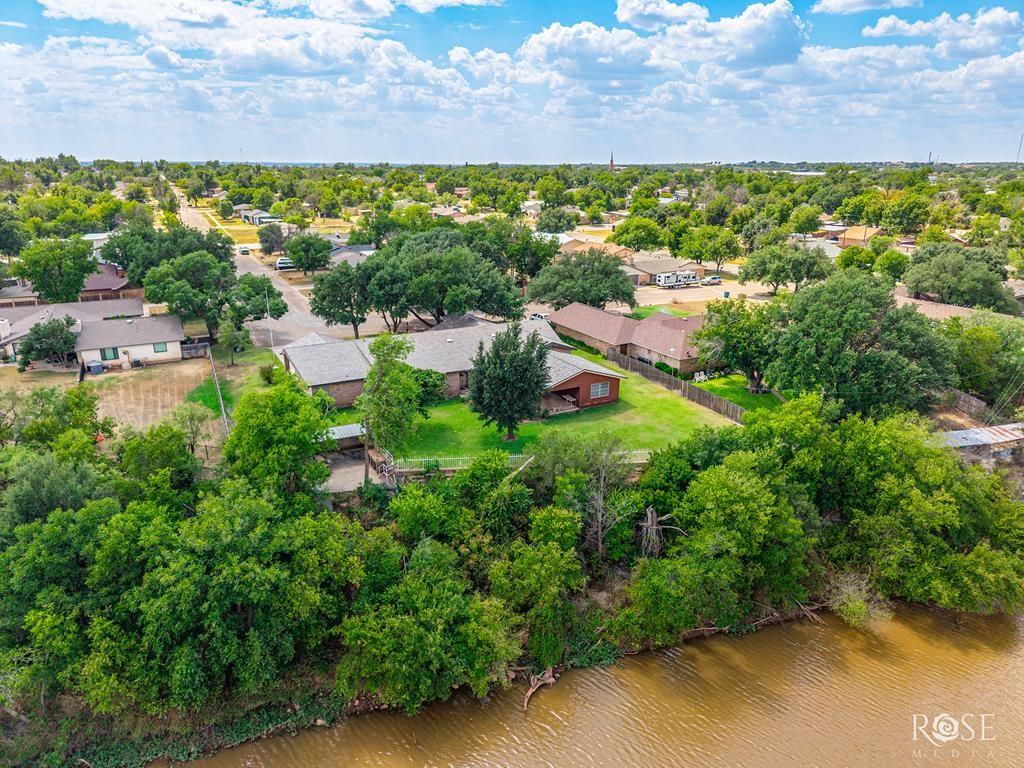Image 3 of property listing at 1000 Lakeside Dr, Ballinger, TX 76821
