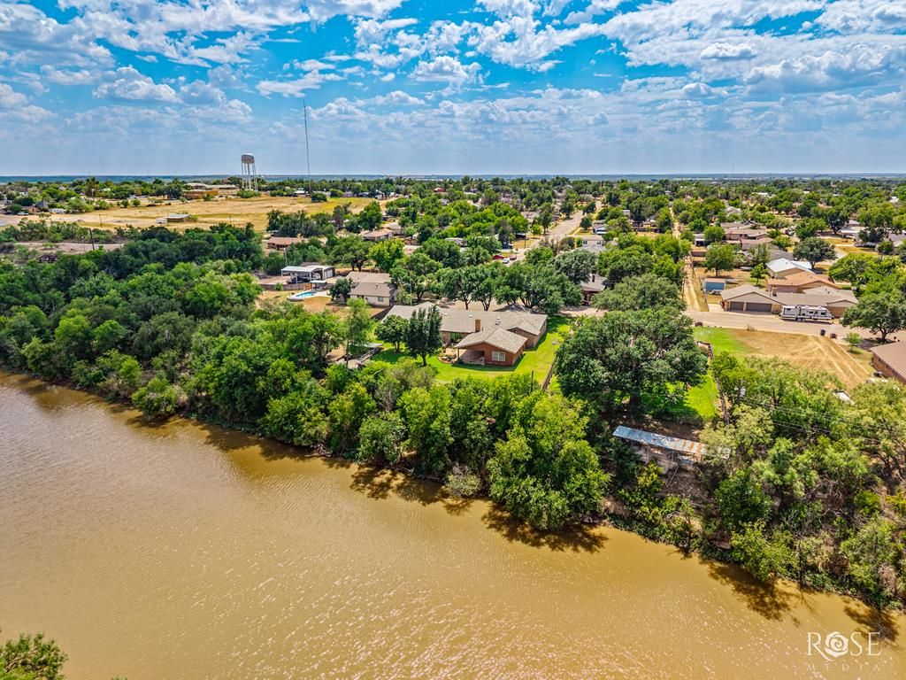 Image 4 of property listing at 1000 Lakeside Dr, Ballinger, TX 76821