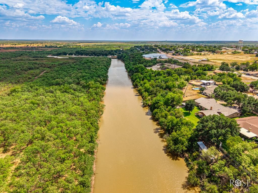 Image 6 of property listing at 1000 Lakeside Dr, Ballinger, TX 76821