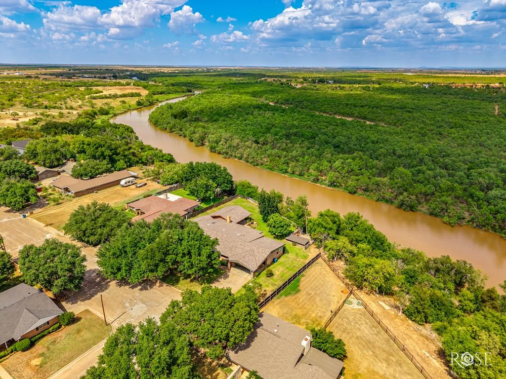 Image 7 of property listing at 1000 Lakeside Dr, Ballinger, TX 76821