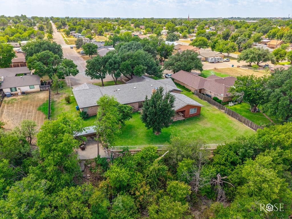 Image 8 of property listing at 1000 Lakeside Dr, Ballinger, TX 76821