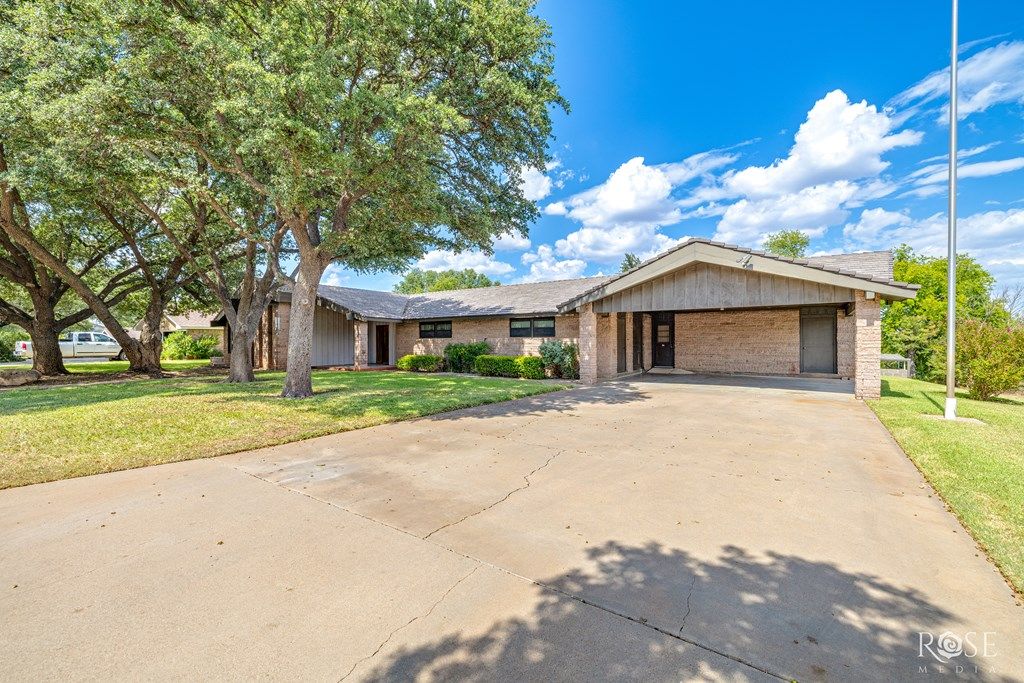 Image 9 of property listing at 1000 Lakeside Dr, Ballinger, TX 76821