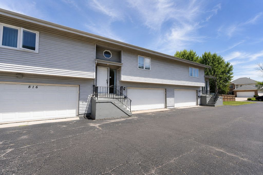 812 Maple Lane, Wheeling, IL 60090