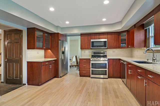 470 Highland Grove Drive, Buffalo Grove, IL 60089