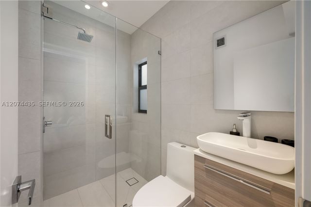 900 W 47th Ct, Miami Beach, FL 33140