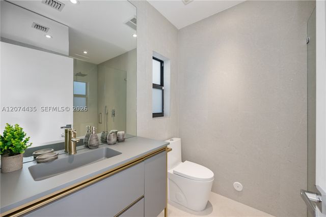 900 W 47th Ct, Miami Beach, FL 33140