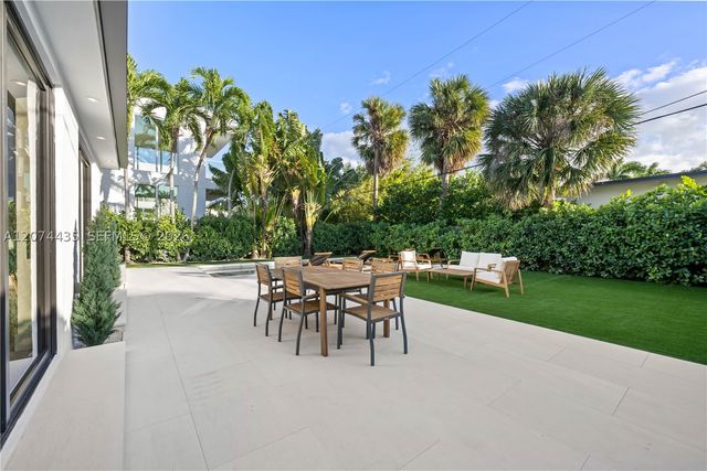 900 W 47th Ct, Miami Beach, FL 33140