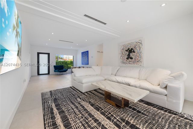 900 W 47th Ct, Miami Beach, FL 33140
