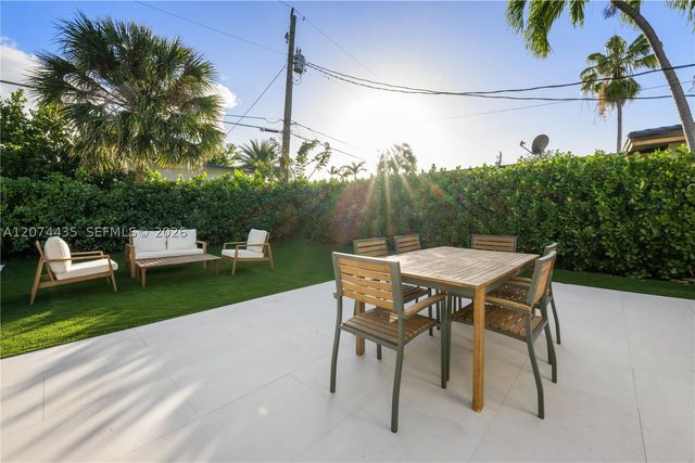 900 W 47th Ct, Miami Beach, FL 33140