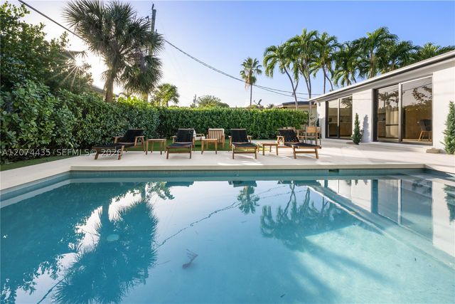 900 W 47th Ct, Miami Beach, FL 33140