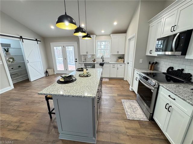 901 Kingsway Drive, King, NC 27021