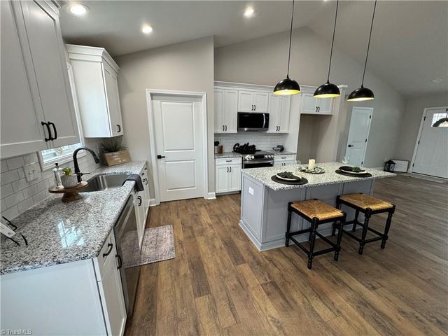 901 Kingsway Drive, King, NC 27021