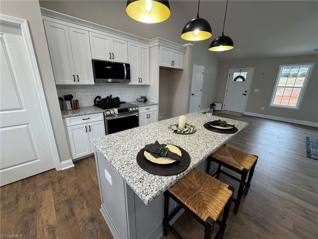 901 Kingsway Drive, King, NC 27021