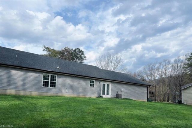 901 Kingsway Drive, King, NC 27021