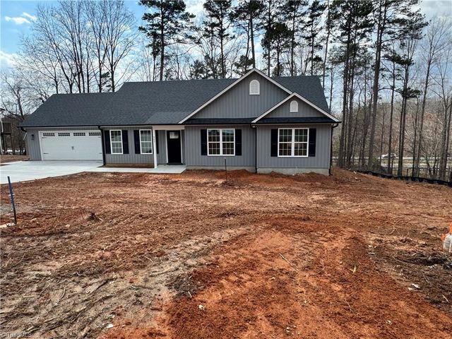 901 Kingsway Drive, King, NC 27021