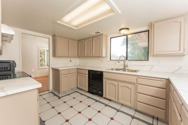 2238 N Carol Avenue, Fresno, CA 93722