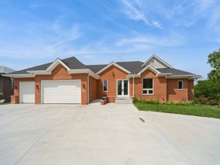 1863 Glen Oaks Drive, West Des Moines, IA 50266