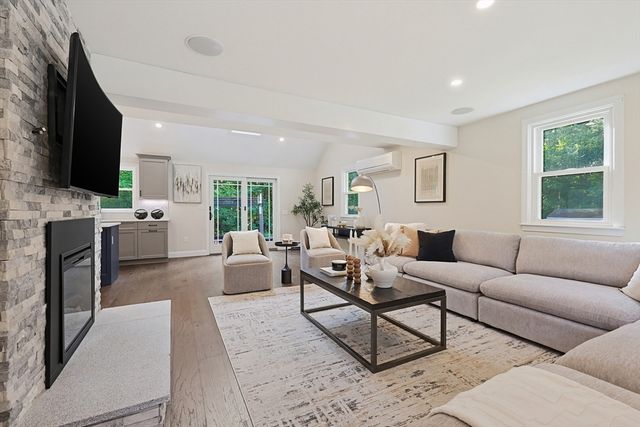 12 Illinois Rd, Tewksbury, MA 01876