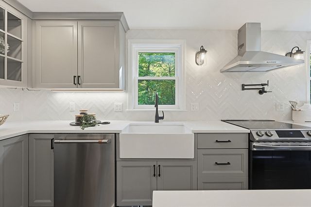 12 Illinois Rd, Tewksbury, MA 01876