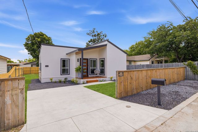 733 E WALNUT ST, Seguin, TX 78155