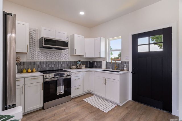 733 E WALNUT ST, Seguin, TX 78155