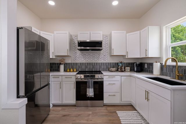 733 E WALNUT ST, Seguin, TX 78155