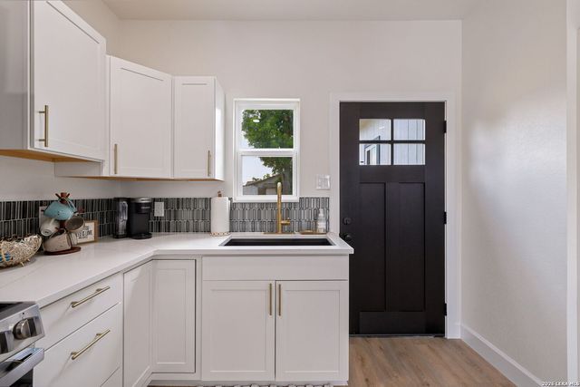 733 E WALNUT ST, Seguin, TX 78155