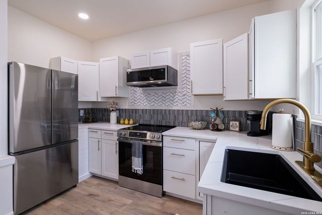 733 E WALNUT ST, Seguin, TX 78155