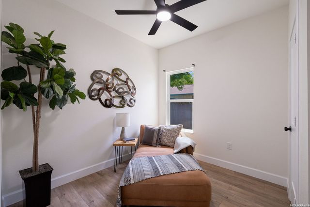 733 E WALNUT ST, Seguin, TX 78155