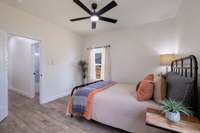 733 E WALNUT ST, Seguin, TX 78155