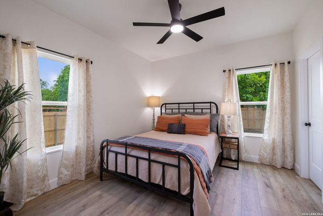 733 E WALNUT ST, Seguin, TX 78155